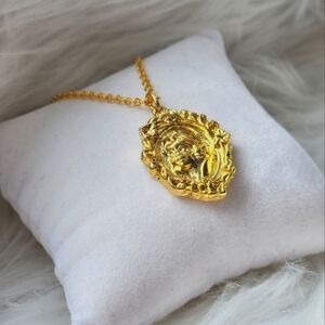 Vintage Disney Snow White In Mirror Necklace Gold Tone 1994 Avon Kids 8" Chain